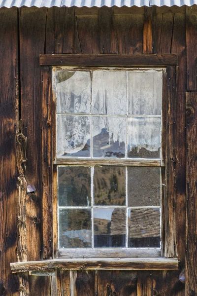 MT, Virginia City Window in vintage cabin